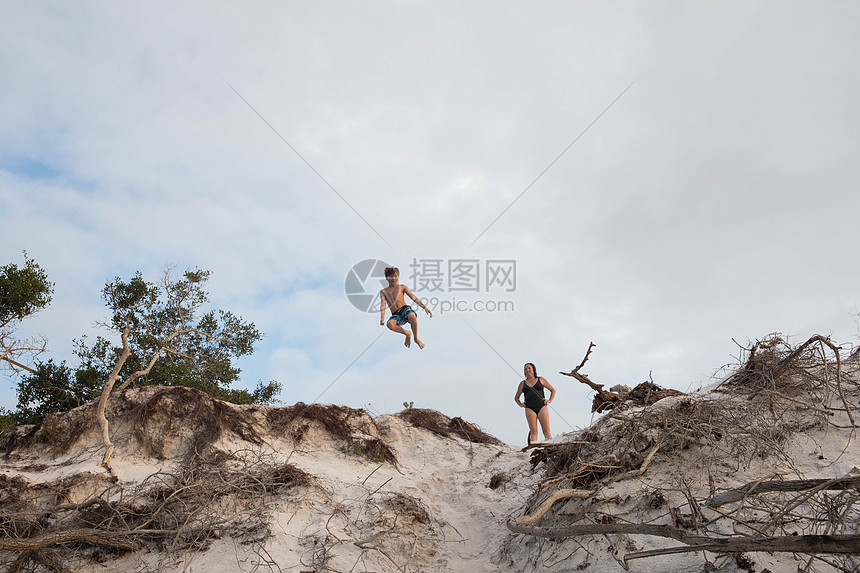 母亲和儿子在悬崖跳跃佛罗里达州图片