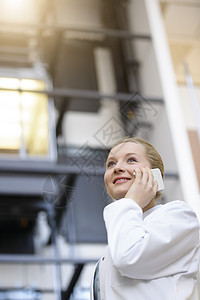 女医生拿着手机仰望图片