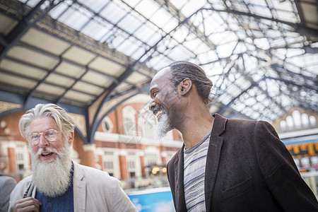 两个成年男子在火车站一起走图片