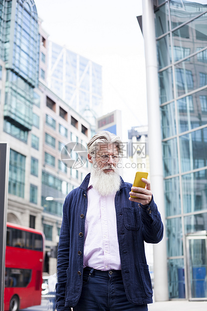 使用智能手机户外的成熟男子图片