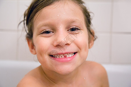 洗澡的女孩看着镜头微笑图片