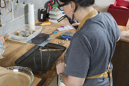 珠宝制造商在车间制作珠宝首饰图片