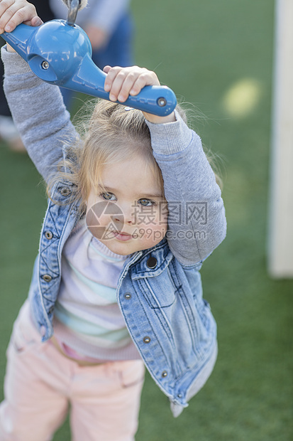 学龄前女童在游乐园拽着秋千绳子玩图片