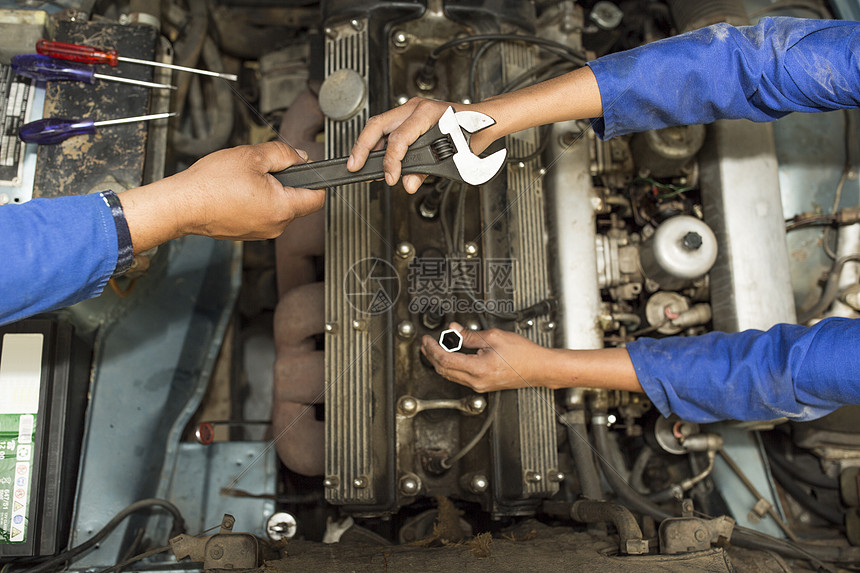 修理车库内汽机械手和发动机图片