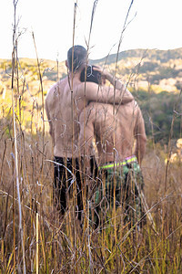 巴西塞拉瓜拉米兰加两名赤脯的男子从长草上眺望风景的后视图图片