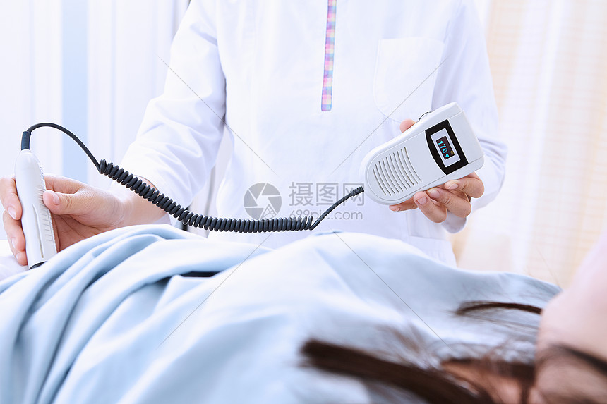 给怀孕病人做超声波扫描的医生图片