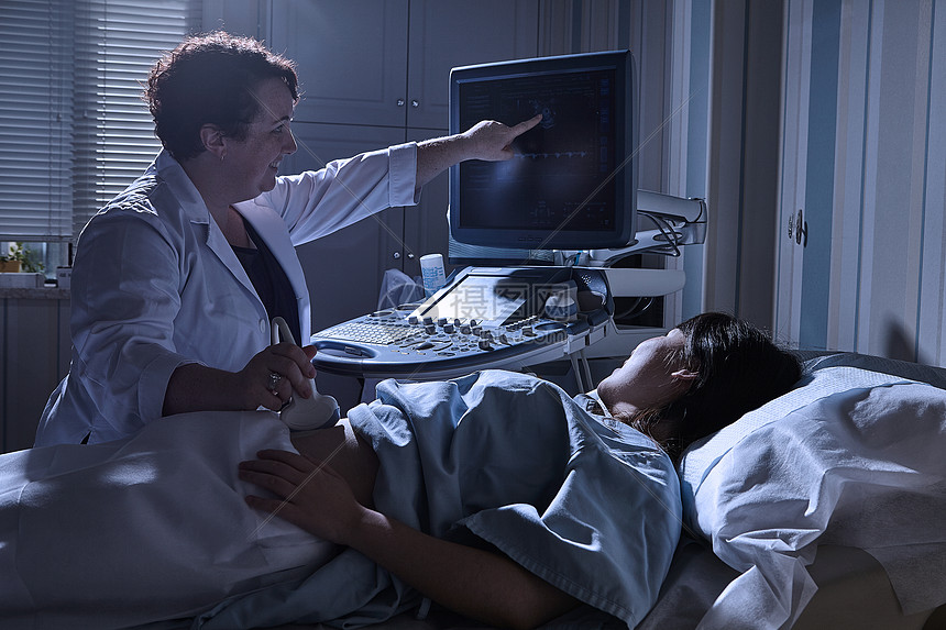 给孕妇做超声波扫描的医生图片