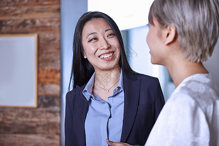 女人看着同事微笑图片