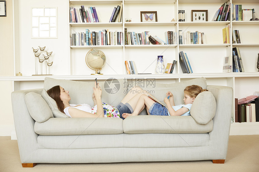 孕妇躺在沙发上和女儿图片