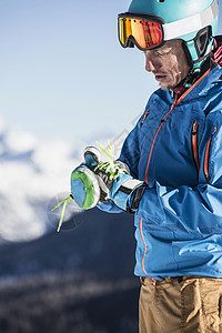 身穿滑雪服戴手套的成熟男子图片