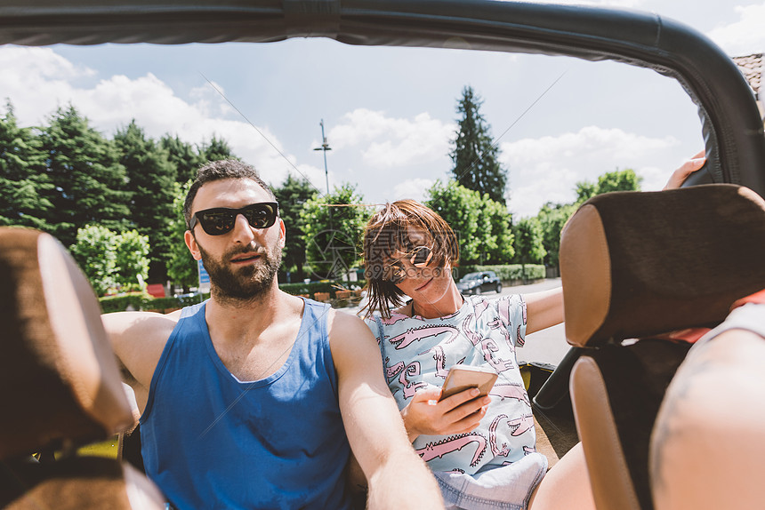 意大利伦巴第科莫市康公路旅行时乘坐外车辆旅行的年轻夫妇图片