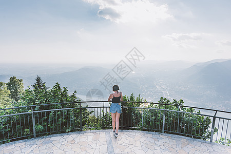 在意大利伦巴迪科莫湖观视平台上看的年轻女后视观点图片