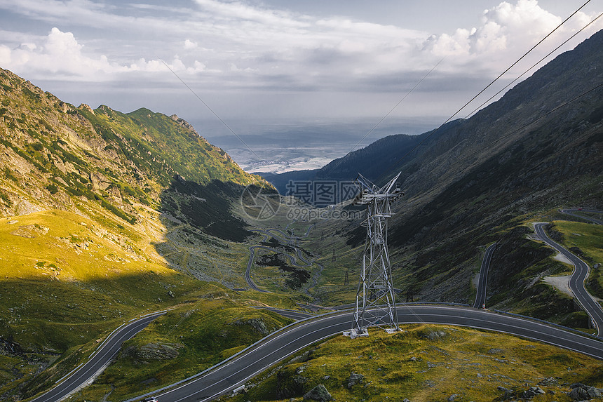罗马尼亚瓦斯路易德拉贾蜿蜒山路的俯瞰图图片