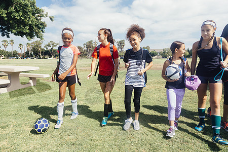 在学校操场上准备参加足球运动的女学生图片