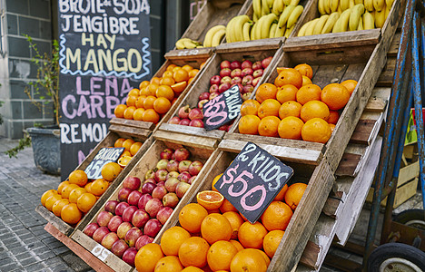 南美乌拉圭蒙得维的亚市场摊位上新鲜的水果图片