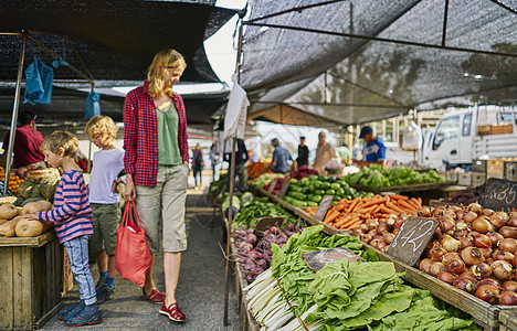 母亲和儿子在水果蔬菜摊上购物乌拉圭蒙得维的亚乌拉圭南美洲图片