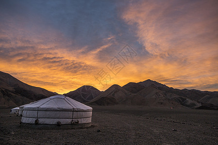 蒙古科布多阿尔泰山脉日出时的蒙古包风景图片