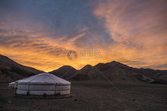 蒙古科布多阿尔泰山脉日出时的蒙古包风景图片