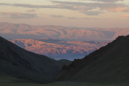 蒙古Khovd日出时阿尔泰山的景象图片