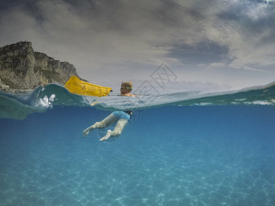 浮游在蓝色的海洋里瓦戈蒂意大利古里亚图片