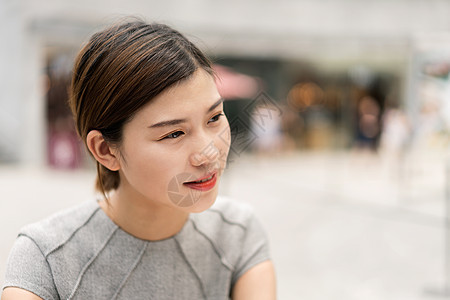 城市青年女商人户外头和肩膀图片