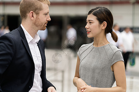 青年城市商人和妇女户外聚会图片