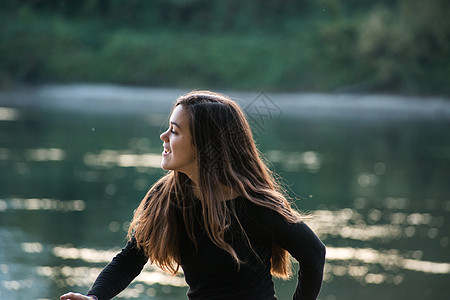 意大利隆巴迪卡洛齐奥科特河边快乐的年轻女子图片
