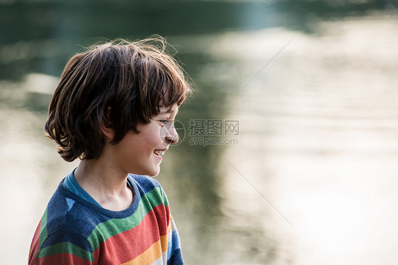 快乐的男孩在河边卡拉齐奥科特伦巴迪意大利图片