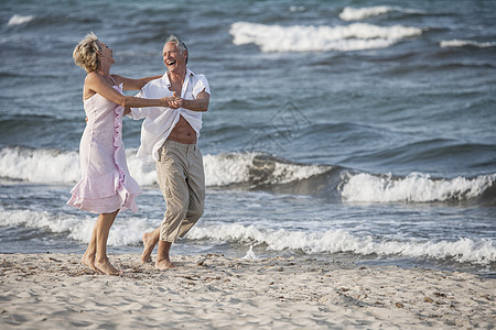 西班牙马洛卡棕榈岛一对情侣在海滩上跳舞图片