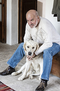 家里有宠物狗的老人肖像图片