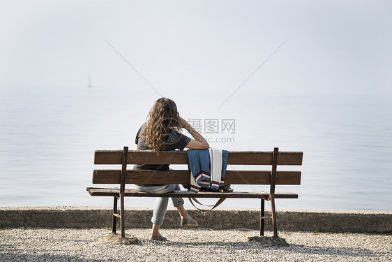 妇女坐在法官席上观看加尔达湖托里德贝纳科湖维内托意大利欧洲图片