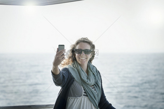 戴太阳眼镜的妇女自拍图片