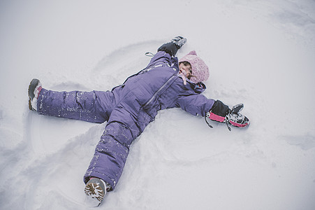 年轻女孩在雪中造天使图片