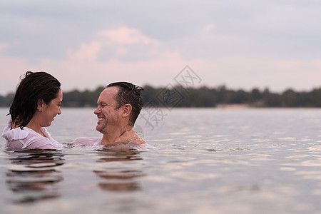 美国佛罗里达州Destin北美洲水上穿衣服的夫妇图片