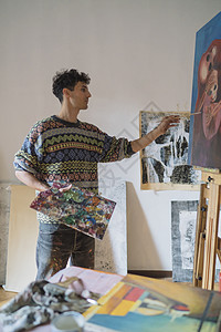 艺术家工作室中的男艺术家绘画布图片