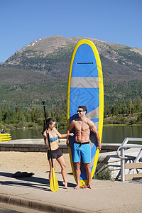 美国科罗拉多州弗里斯科湖边Frisco湖岸带滑板的划船夫妇图片