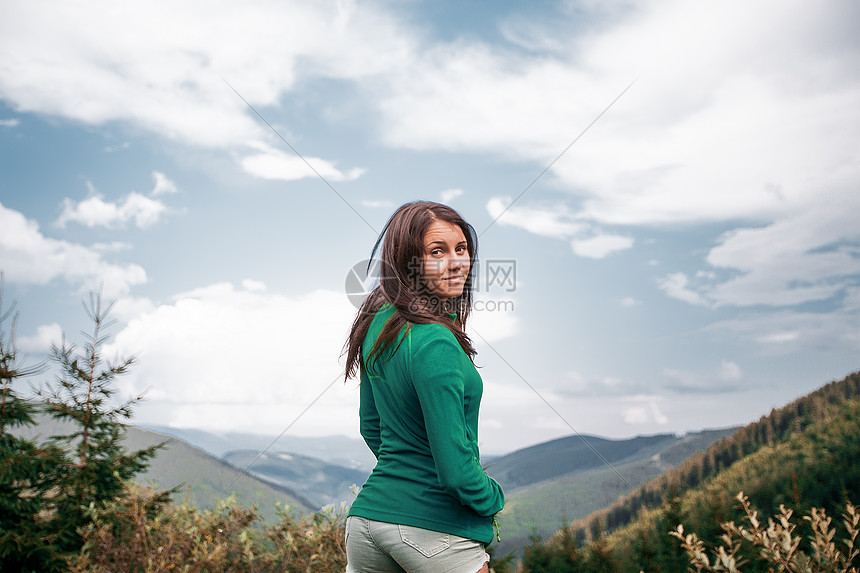 罗马尼亚VasluiDraja山区年轻妇女的肖像图片