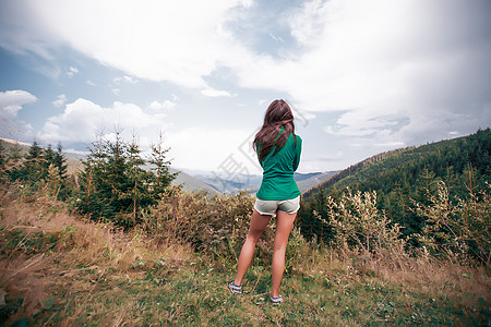 年轻女子在山上望德拉贾瓦苏伊罗马尼亚后视图片