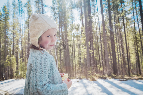 加拿大艾伯塔省加拿大艾伯塔森林中戴帽子的女孩图片