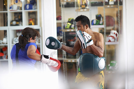 在健身场与男教练员一起拳的成图片