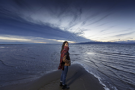 西班牙加泰罗尼亚TarragonaTarragona黄昏海滩上年轻女子的肖像图片
