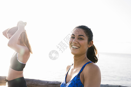 两名年轻妇女在海滩上接受培训的肖像图片