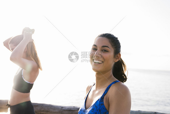 两名年轻妇女在海滩上接受培训的肖像图片