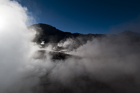 智利阿塔卡马沙漠ElTatiogeyser油田的蒸汽上升图片