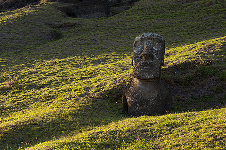 复活节岛的RanoRarakuMoai雕像图片