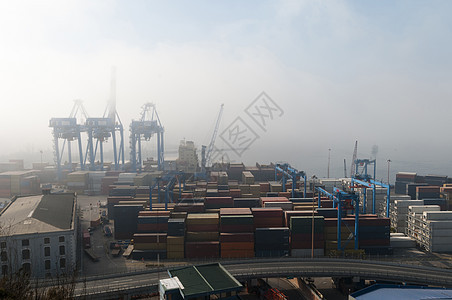 智利瓦尔帕莱索喷雾中集装箱和港口起重机图片