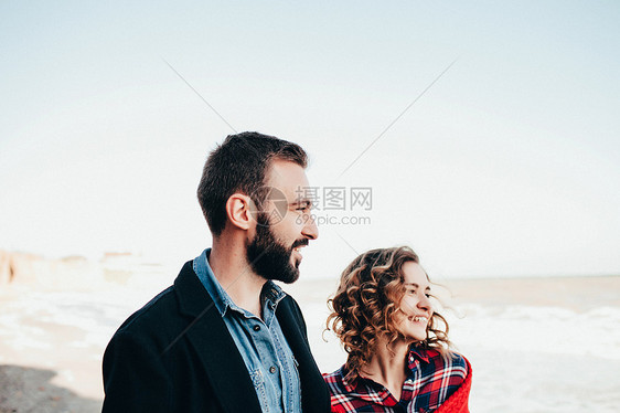 在乌克兰敖德萨州奥海滩看向远方的情侣图片