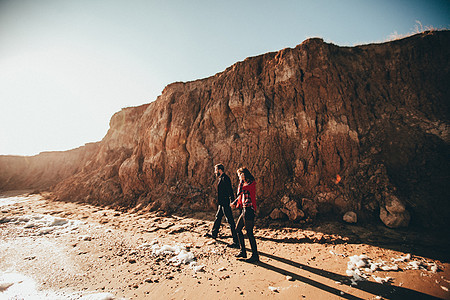 乌克兰敖德萨州奥海滩悬崖边漫步的情侣图片