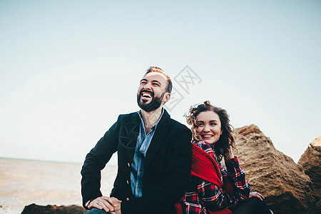 在乌克兰敖德萨州奥海滩一起笑的情侣图片