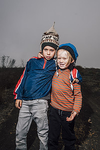 两个兄弟的肖像户外穿戴编织的帽子手抱彼此图片
